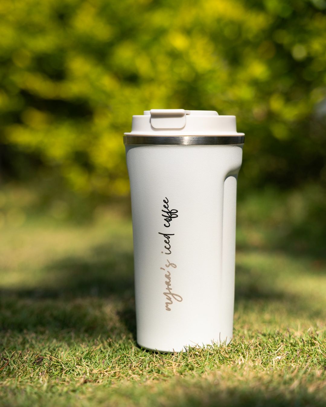 White smart thermal mug with lid, personalized script on front